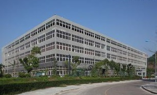 禅城警方"两入"防范测试暗访的工业园区厂房外景,此类厂区暴露出门禁登记与视频监控漏洞